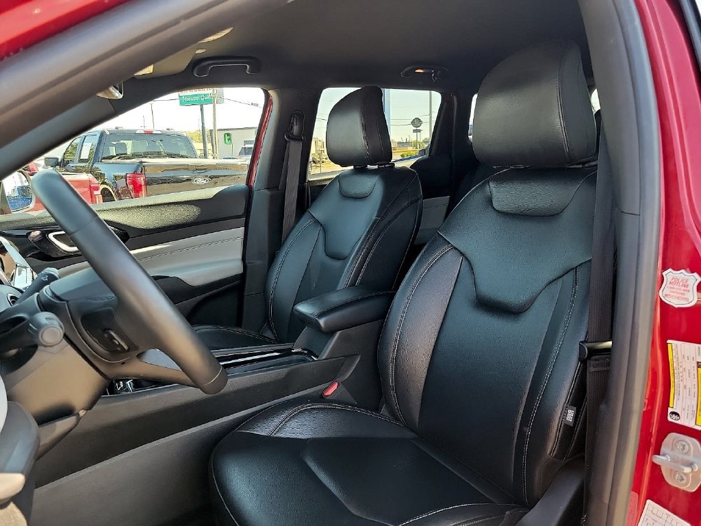 Used 2025 Jeep Compass Limited AWD/4WD image 13