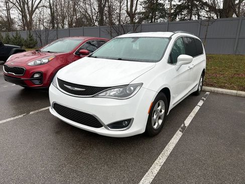 Used 2017 Chrysler Pacifica Touring-L Plus image 4