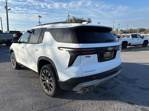 New 2026 Chevrolet Traverse LT w/ Sun and Wheel Package FWD image 5