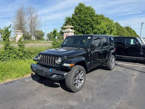 Used 2024 Jeep Wrangler Unlimited w/ Convenience Group AWD/4WD image 2