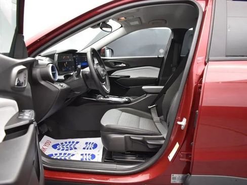 Used 2025 Chevrolet Trax LT w/ LT Convenience Package image 14