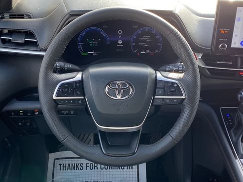 Used 2025 Toyota Sienna Platinum image 27