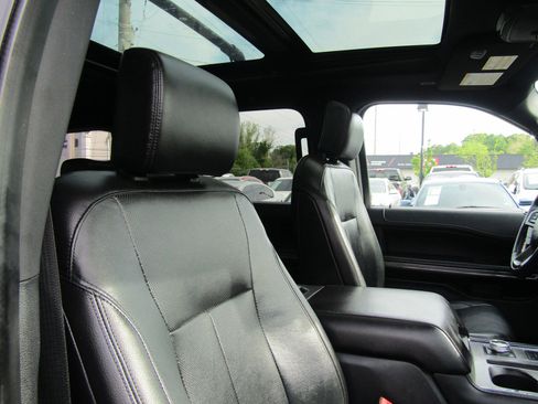 Used 2018 Ford Expedition XLT w/ Equipment Group 202A AWD/4WD image 13