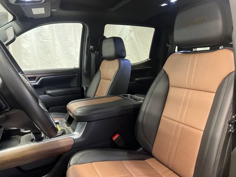 Used 2023 Chevrolet Silverado 1500 High Country w/ High Country Premium Package AWD/4WD image 19
