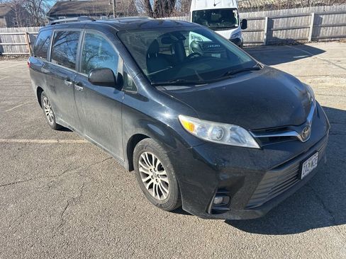 Used 2018 Toyota Sienna XLE image 4