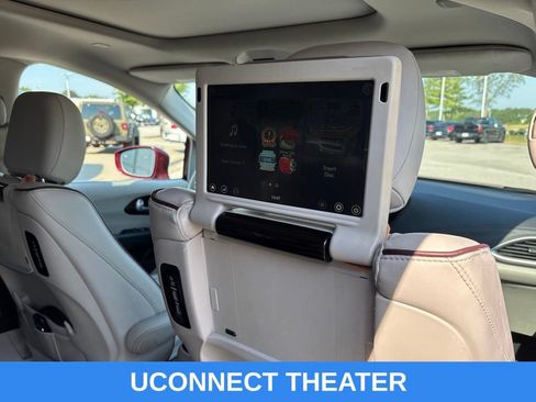 Used 2017 Chrysler Pacifica Limited w/ UConnect Theater Package FWD image 5