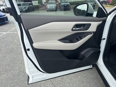 Used 2024 Nissan Rogue SV w/ SV Premium Package FWD image 25