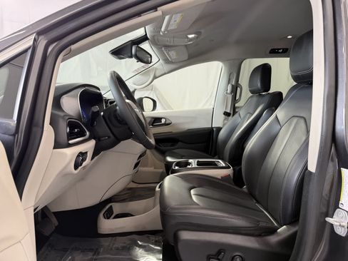 Used 2023 Chrysler Pacifica Touring-L FWD image 10