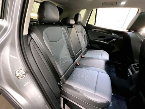 Used 2025 Volkswagen Tiguan SE w/ Panoramic Sunroof Package image 30