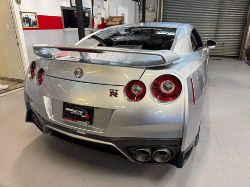 Used 2018 Nissan GT-R Premium w/ Premium Interior Package AWD/4WD image 6