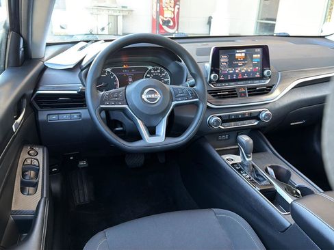 Used 2025 Nissan Altima 2.5 SV FWD image 18