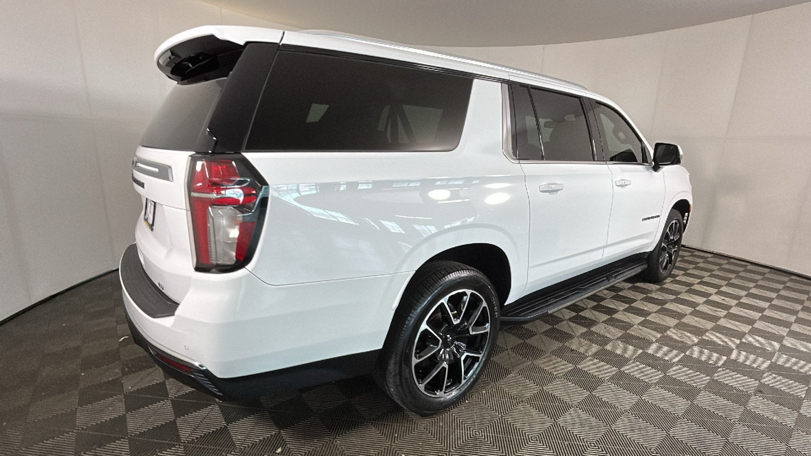 Used 2021 Chevrolet Suburban LT w/ LT Signature Package AWD/4WD image 3