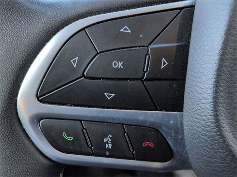 Certified 2023 Chrysler Pacifica Touring-L image 19