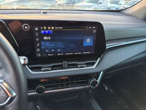 Used 2025 Chevrolet Equinox LT FWD image 17