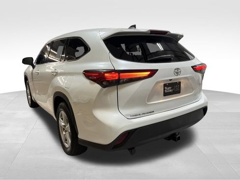 Used 2022 Toyota Highlander L FWD image 7