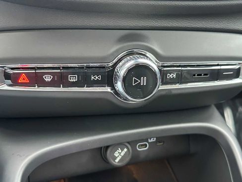 Used 2025 Volvo XC40 B5 Plus w/ Protection Package Premier image 29
