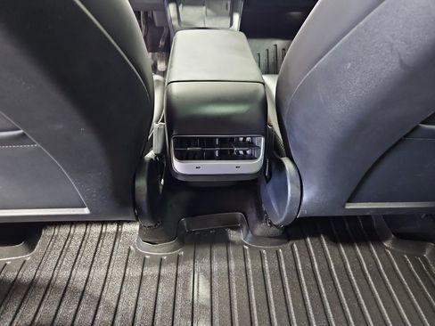 Used 2024 Tesla Model Y Long Range AWD/4WD image 23