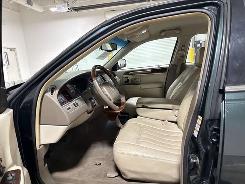 Used 2003 Lincoln Town Car Signature RWD image 18