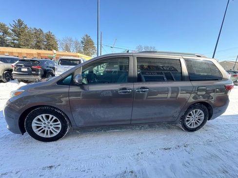 Used 2016 Toyota Sienna XLE w/ XLE Navigation Package image 4