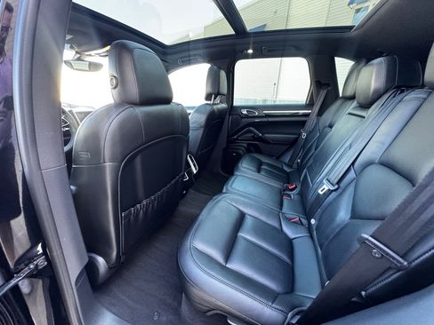 Used 2016 Porsche Cayenne w/ Premium Package image 16