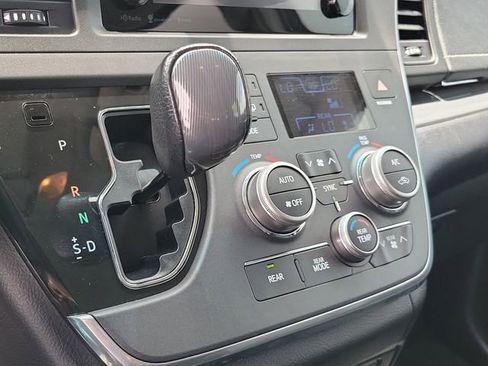 Used 2017 Toyota Sienna SE FWD image 24