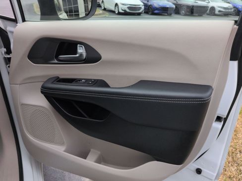 Used 2023 Chrysler Pacifica Touring-L image 22