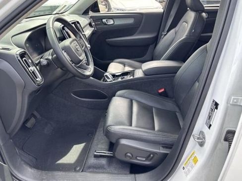 Used 2025 Volvo XC40 B5 Ultra AWD/4WD image 3