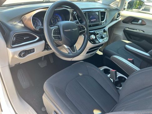 Used 2018 Chrysler Pacifica L FWD image 14
