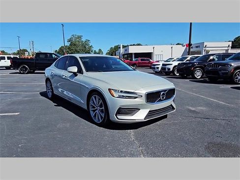 Used 2020 Volvo S60 T5 Momentum image 17
