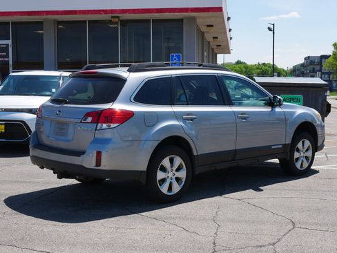 Used 2011 Subaru Outback 2.5i Premium w/ All-Weather Pkg AWD/4WD image 4