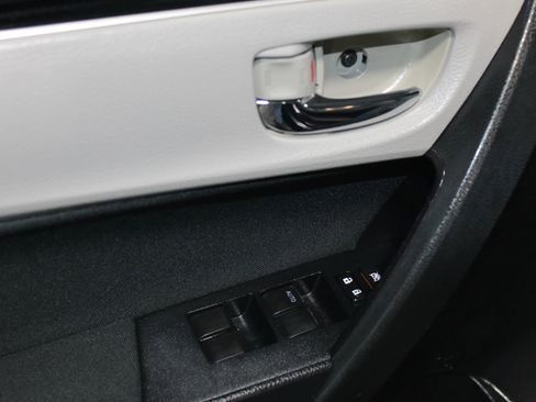 Used 2017 Toyota Corolla SE FWD image 9