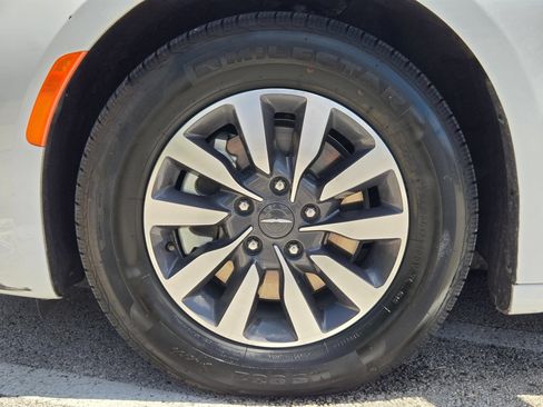 Used 2023 Chrysler Pacifica Touring-L FWD image 29