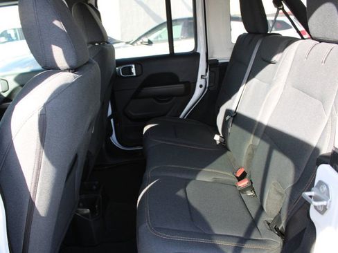 Used 2025 Jeep Wrangler Sahara image 23