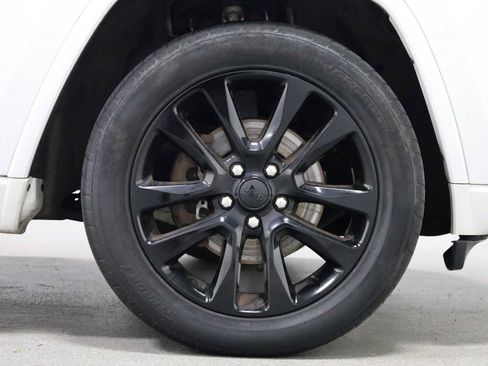 Used 2018 Jeep Grand Cherokee Altitude AWD/4WD image 12