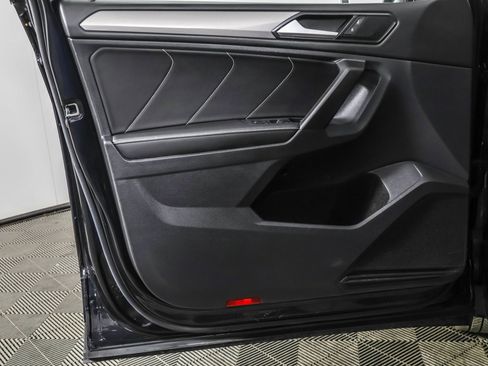 Used 2023 Volkswagen Tiguan SE w/ Panoramic Sunroof Package image 35