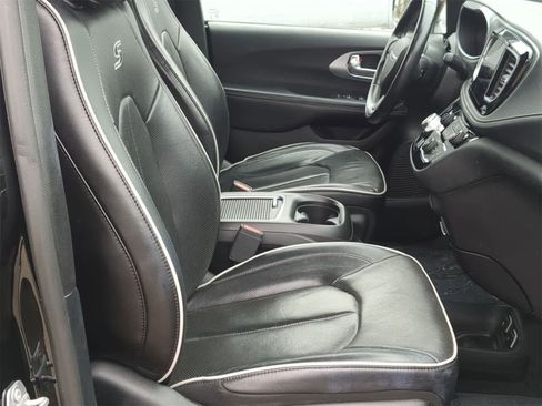 Certified 2019 Chrysler Pacifica Limited w/ S Appearance Package image 30