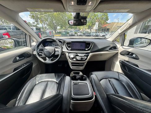 Used 2023 Chrysler Pacifica Touring-L AWD/4WD image 10