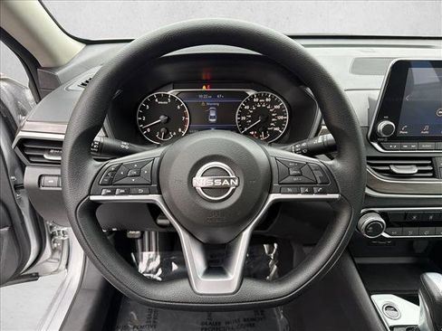 Used 2024 Nissan Altima 2.5 SV image 14