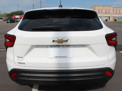 Used 2025 Chevrolet Trax LS w/ LS Convenience Package image 5