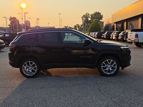 Used 2023 Jeep Compass Latitude w/ Sun and Sound Group AWD/4WD image 9