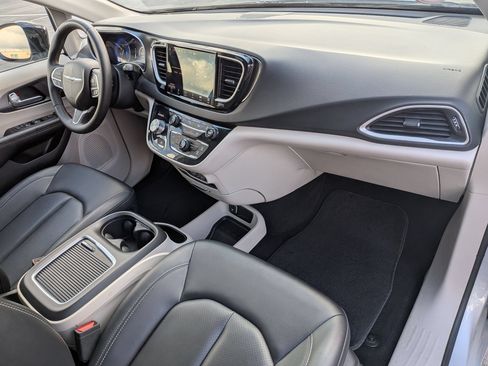 Used 2024 Chrysler Pacifica Touring-L FWD image 37