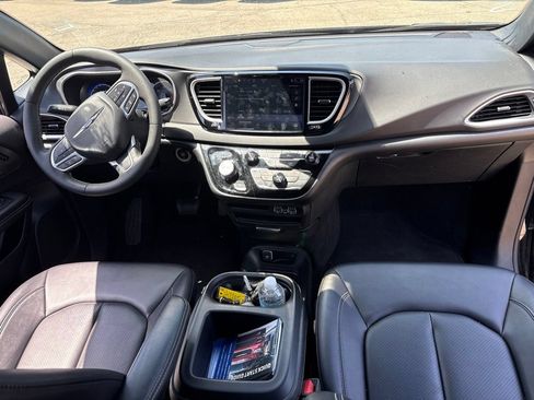 Used 2025 Chrysler Pacifica Select FWD image 10