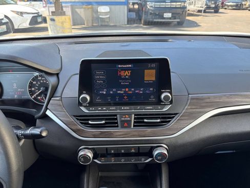 Used 2025 Nissan Altima 2.5 SV FWD image 17