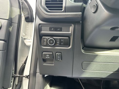 Used 2024 Ford Expedition Platinum image 23