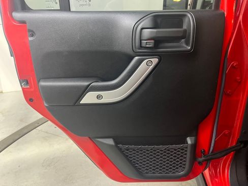 Used 2017 Jeep Wrangler Unlimited Rubicon w/ Connectivity Group image 26