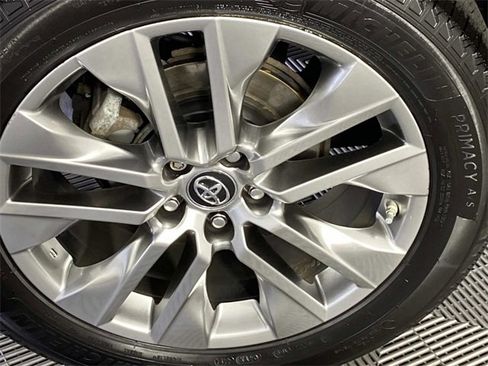 Used 2019 Toyota RAV4 XLE Premium image 31