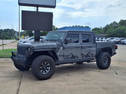 Used 2020 Jeep Gladiator Sport w/ Cold Weather Group AWD/4WD image 2