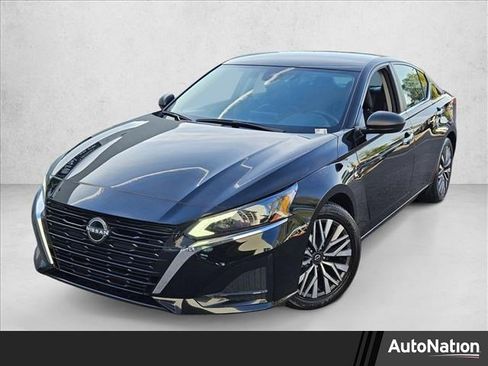 Used 2024 Nissan Altima 2.5 SV image 1