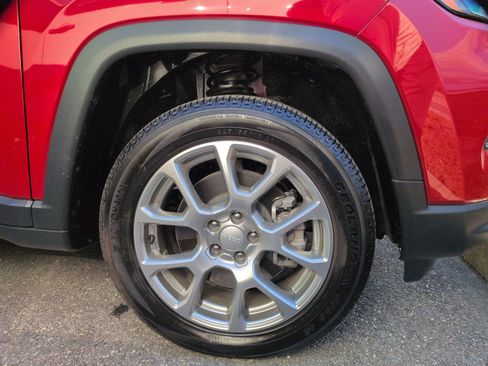 Used 2024 Jeep Compass Latitude AWD/4WD image 16