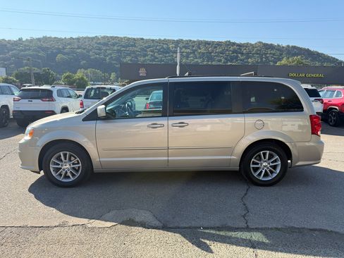 Used 2016 Dodge Grand Caravan SXT image 5